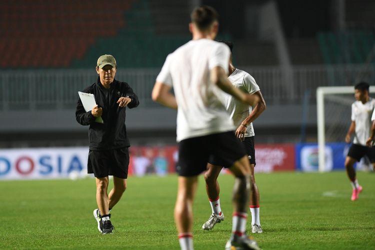 Pelatih timnas Indonesia, Shin Tae-yong (kiri), memberikan arahan kepada anak asuhnya di Stadion Pakansari, Cibinong, Kabupaten Bogor, Jawa Barat, Senin (26/9/2022). Laga timnas Indonesia vs Curacao akan tersaji di Pakansari pada Selasa (27/9/2022) malam WIB.