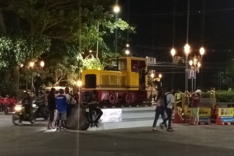 Lokomotif Lori di zona tiga, kawasan Kayutangan Heritage. 