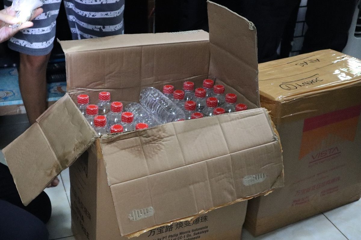 Bea Cukai Jember bersama Satuan Polisi Pamong Praja (Satpol PP) Kabupaten Jember menyita 59 liter minuman mengandung etil alkohol (MMEA) ilegal. Penindakan ini dilakukan di sebuah toko di Kecamatan Silo, Kabupaten Jember, Senin (6/5/2024).