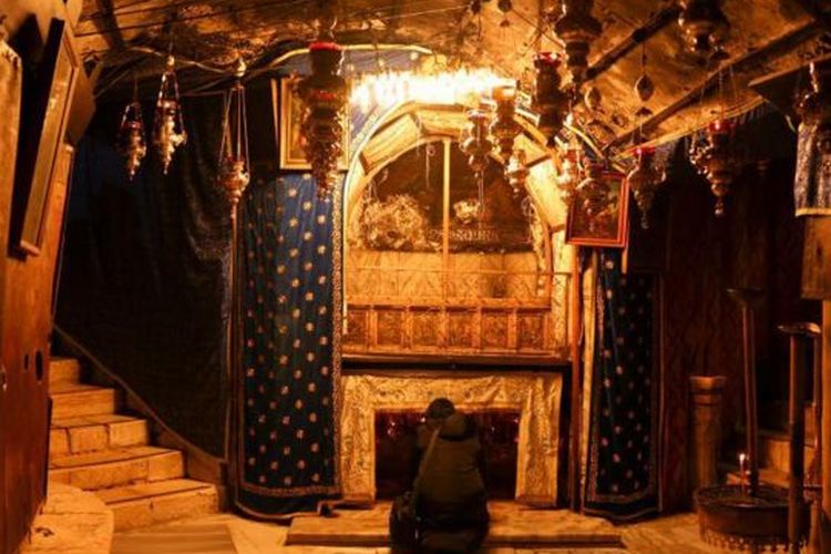 Gua di bawah Basilika Kelahiran di Betlehem, yang diyakini umat Kristen bahwa Yesus menyambut ribuan peziarah setiap Natal di lokasi itu, tetapi tahun ini sepi pengunjung.