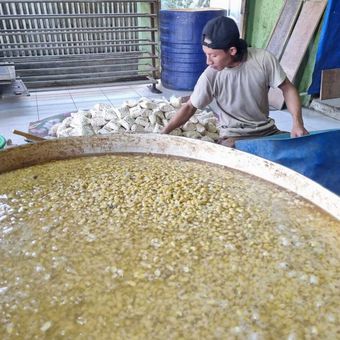 Pengrajin tempe di Kabupaten Bandung, Jawa Barat, saat tengah beraktivitas mengolah kedelai menjadi tempe, Senin (8/6/2026) para pengrajin terpaksa mengecilkan ukuran tempe lantaran kurs dollar dan daya beli masyarakat yang turun.