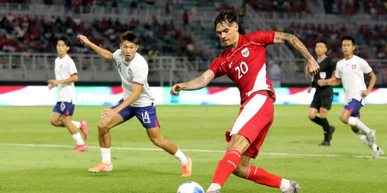 Pemain timnas indonesia Shayne Pattynama melewati pemain Taiwan saat laga FIFA Matchday yang berakhir dengan skor 6-0 berlangsung di Stadion Gelora Bung Tomo Surabaya, Jawa Timur, Jumat (5/9/2025) malam.