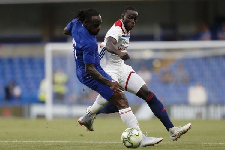 Victor Moses berduel dengan Ferland Mendy saat Chelsea vs Lyon pada lanjutan ICC 2018 di Stadion Stamford Bridge, 7 Agustus 2018. 