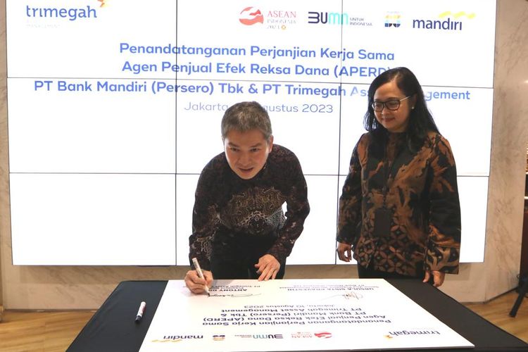 Senior Vice President Wealth Management Bank Mandiri Sista Pravesthi dan Presiden Direktur Trimegah Asset Management Antony Dirga dalam penandatanganan perjanjian kerja sama  untuk menghadirkan tiga reksa dana di Jakarta, Kamis  (10/8/2023).