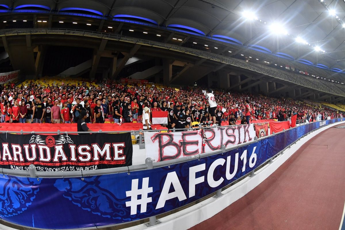 Suporter Indonesia datang mendukung Timnas U-16 Indonesia pada pertandingan melawan Vietnam di Stadion Bukit Jalil, 24 September 2018. 