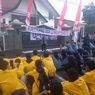 Demo Tolak Kenaikan BBM, Mahasiswa Segel Kantor DPRD Sumedang
