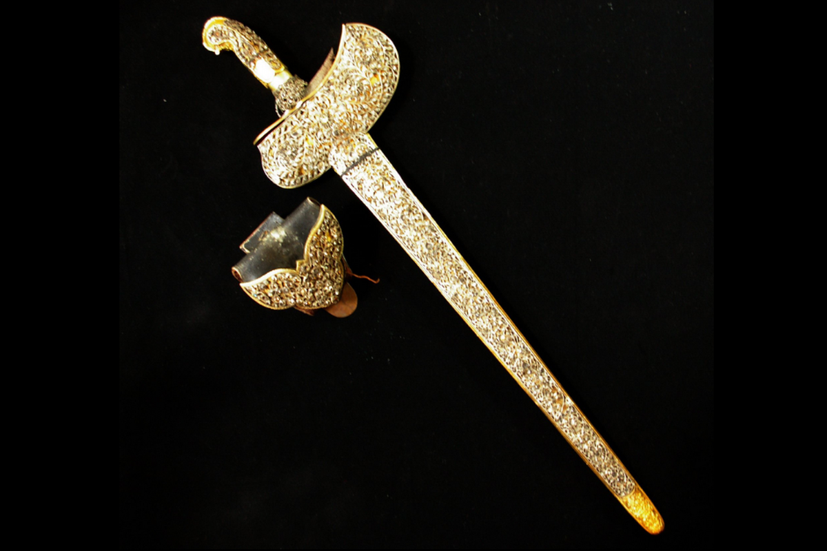 Keris Panunggul Naga milik Prabu Geusan Ulun yang merupakan raja Kerajaan Sumedang Larang.