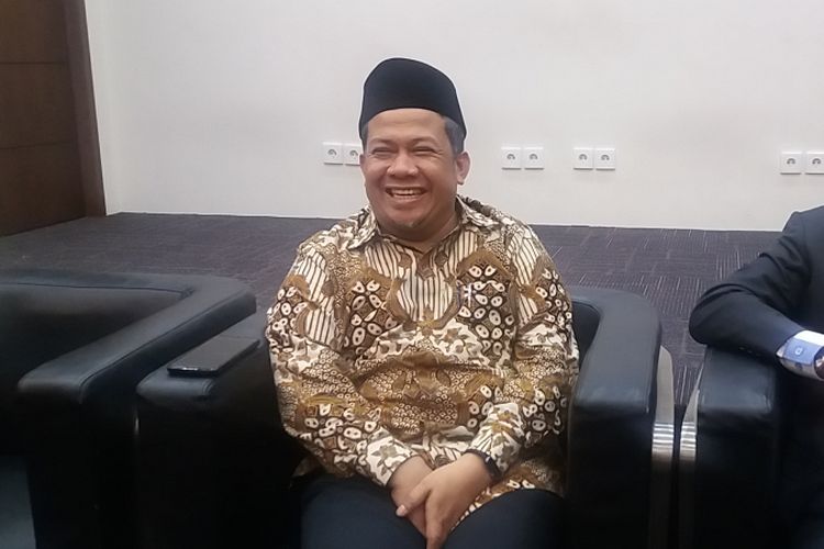 Wakil Ketua DPR RI Fahri Hamzah (kiri) bersama pengacaranya Mujahid Latief di Kompleks Parlemen, Senayan, Jakarta, kamis (14/12/2017).