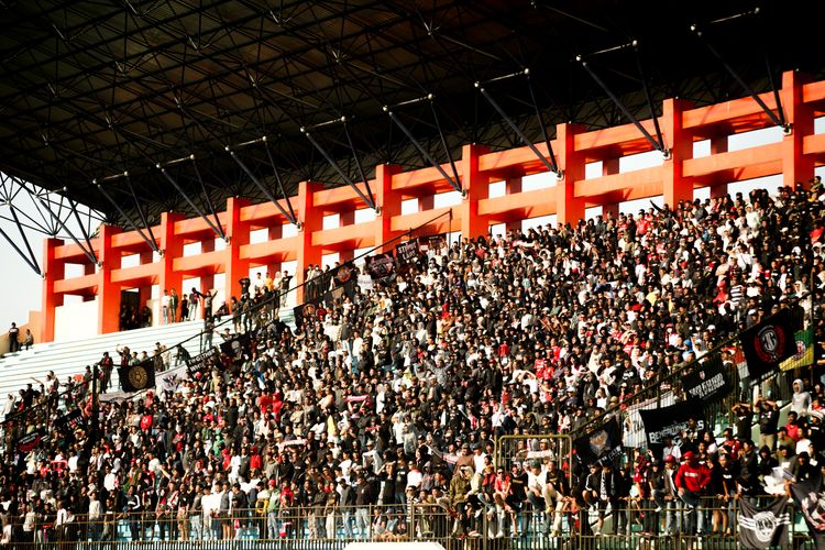 Suporter Persis Solo di Stadion Moch Soebroto, Senin (25/7/2022).