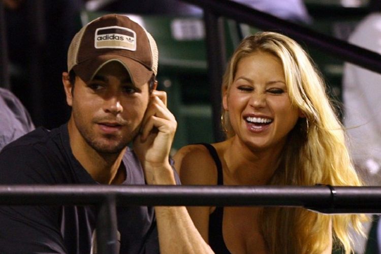 Pasangan Enrique Iglesias dan Anna Kournikova menyaksikan pertandingan ternis antara Venus Williams dengan Serena Wiliams pada Sony Ericsson Open  di Crandon Park Tennis Center, Key Biscayne, Florida, pada 2 April 2009.