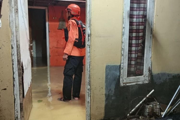 Kali Cijayanti Meluap, Banjir Rendam 138 Rumah di Babakan Madang Bogor, Satu Ambruk