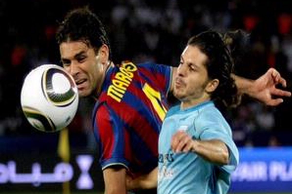 Bek Barcelona Rafael Marquez (kiri) berebut bola dengan pemain Atlante Guillermo Rojas, pada pertandingan semifinal Piala Dunia Antarklub, Rabu (16/12/09). Atlante sempat unggul lebih dulu lewat gol Rojas, tetapi Barcelona mampu membalas dan akhirnya meraih kemenangan 3-1 untuk maju ke final.