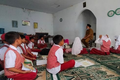 Murid SD di Tasikmalaya Terganggu Bau Sampah Saat Belajar, Terpaksa Pindah ke Mushala