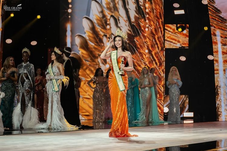 Emma Tiglao, juara Miss Grand International 2025, tampil menawan dalam berbagai gaya. Dari gaun glamor hingga setelan modern, pesonanya selalu anggun.