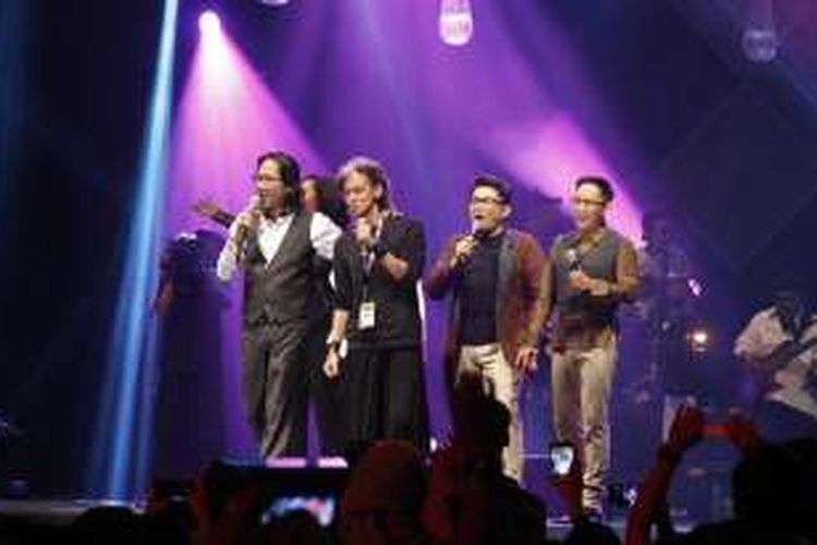 Dian Permana, Elfa's Singer, dan Fariz RM tampil bersama pada pagelaran hari kedua BNI Java Jazz Festival 2016, di JIExpo, Kemayoran, Jakarta Pusat, Jumat (5/3/2016).