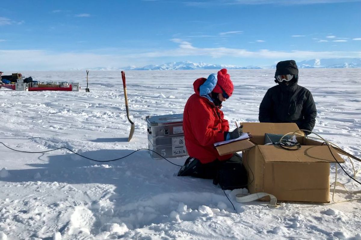 Ahli geofisika memasang instrumen MRI raksasa yang akan mengukur medan elektromagnetik di Whillans Ice Stream di Antartika Barat. Para ilmuwan menemukan fosil air laut seawater di bawah lapisan es Antartika.