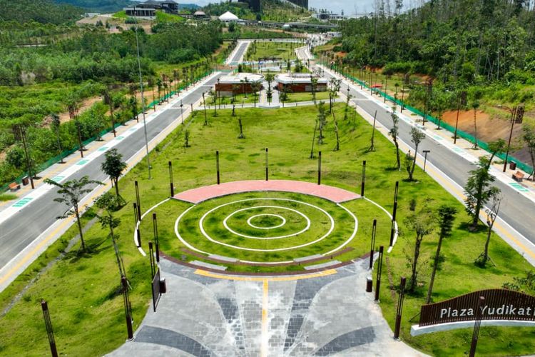 Pembangunan Plaza Legislatif dan Yudikatif di IKN akan segera dimulai pada November 2025. Penandatanganan kontrak dengan penyedia jasa pemenang lelang dilaksanakan pada akhir Oktober hingga November 2025.
