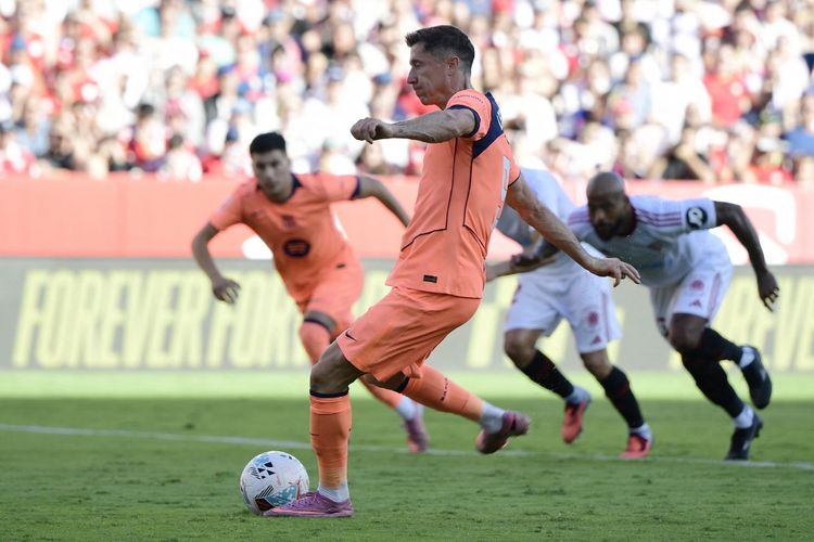 Robert Lewandowski gagal mengeksekusi tendangan penalti dalam pertandingan sepak bola Liga Spanyol antara Sevilla vs FC Barcelona di Stadion Ramon Sanchez Pizjuan di Seville pada 5 Oktober 2025. (Foto oleh CRISTINA QUICLER / AFP)