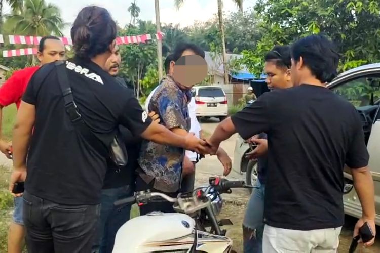 Petugas kepolisian saat menangkap dukun pelaku pencabulan, di Kabupaten Inhu, Riau, Senin (4/9/2023) hingga menyebabkan seorang wanita hamil 7 bulan.