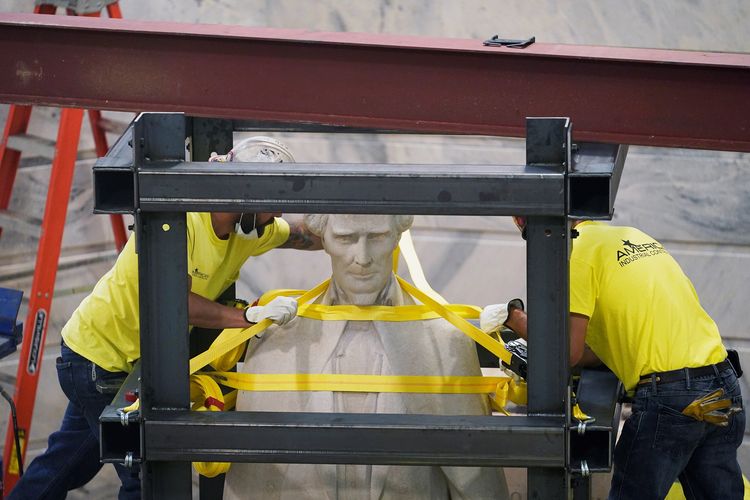 Patung Presiden Konfederasi Jefferson Davis dipindahkan dari Gedung Capitol di Frankfort, Kentucky, Amerika Serikat, pada 13 Juni 2020.