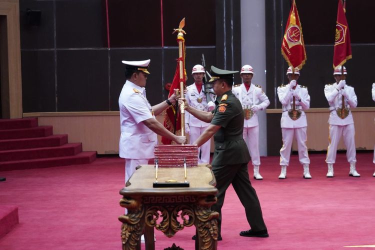 Panglima TNI Laksamana Yudo Margono memimpin upacara serah terima jabatan (sertijab) tujuh jabatan strategis di lingkungan Markas Besar TNI.