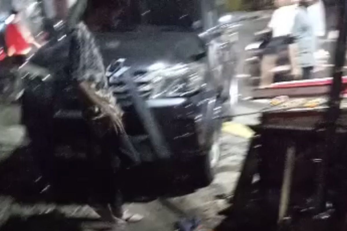 Sebuah gerobak sate padang dan motor ditabrak oleh mobil Fortuner dengan nomor polisi AG 1967 QA di Jalan RS Fatmawati, Gandaria Utara, Kebayoran Baru, Jakarta Selatan pada Rabu (3/6/2021).