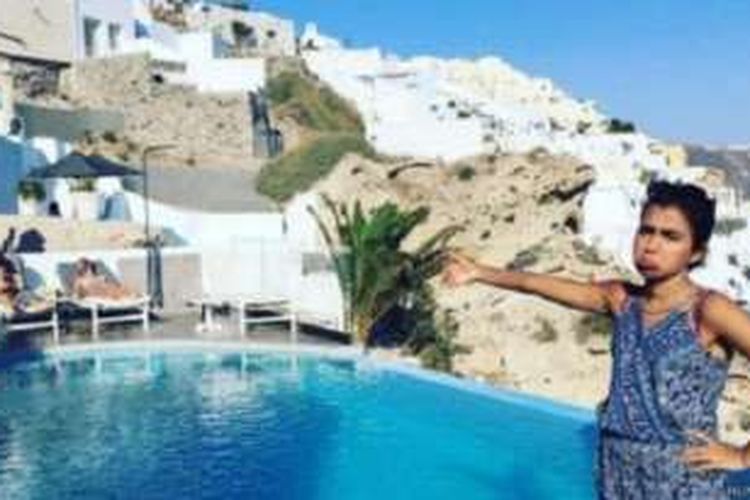 Huma Mobin berpose sendirian dengan wajah cemberut di sebuah kolam di Santorini, Yunani. Dia berpose demikian untuk menunjukkan rasa rindu kepada suaminya yang gagal ikut berbulan madu.