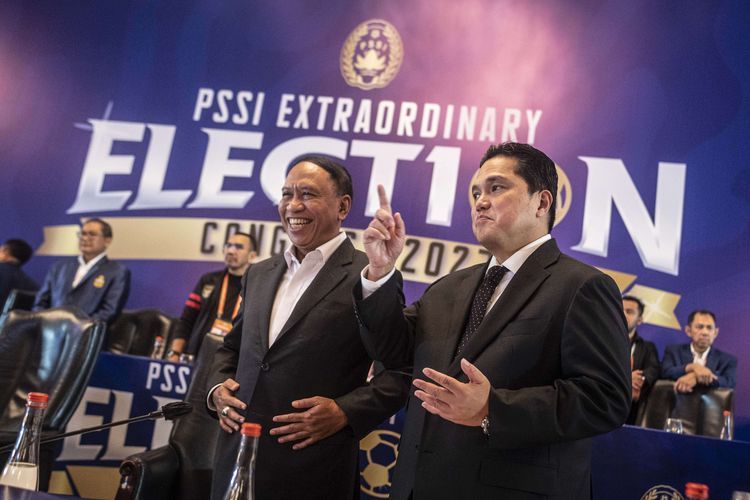 Ketua Umum PSSI terpilih Erick Thohir (kanan) berbincang Wakil Ketua Umum PSSI terpilih Zainudin Amali (kiri) usai menyampaikan pidato dalam Kongres Luar Biasa Persatuan Sepak Bola Seluruh Indonesia (KLB PSSI) 2023 di Jakarta, Kamis (16/2/2023). Dalam kongres tersebut Erick Thohir resmi terpilih sebagai Ketua Umum PSSI, sementara Zainudin Amali dan Ratu Tisha terpilih sebagai Wakil Ketua Umum PSSI untuk kepengurusan PSSI periode 2023-2027.