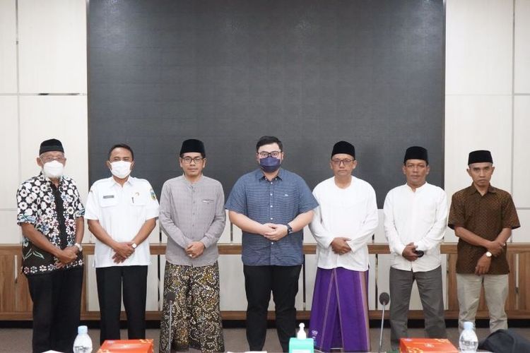 Mas Dhito bersama pimpinan Badan Amil Zakat Nasional (Baznas) Kabupaten Kediri menbahas Peraturan Bupati (Perbub) terkait pengoptimalan zakat. 


