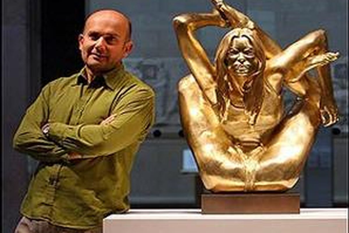 Marc Quinn berpose di samping patung emas Kate Moss.