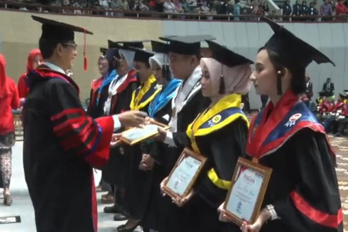 Unkris menggelar Wisuda Sarjana ke-63, Program Magister ke-27, dan Program Doktor ke-11 di Jakarta Convention Center pada Selasa (25/6/2024).