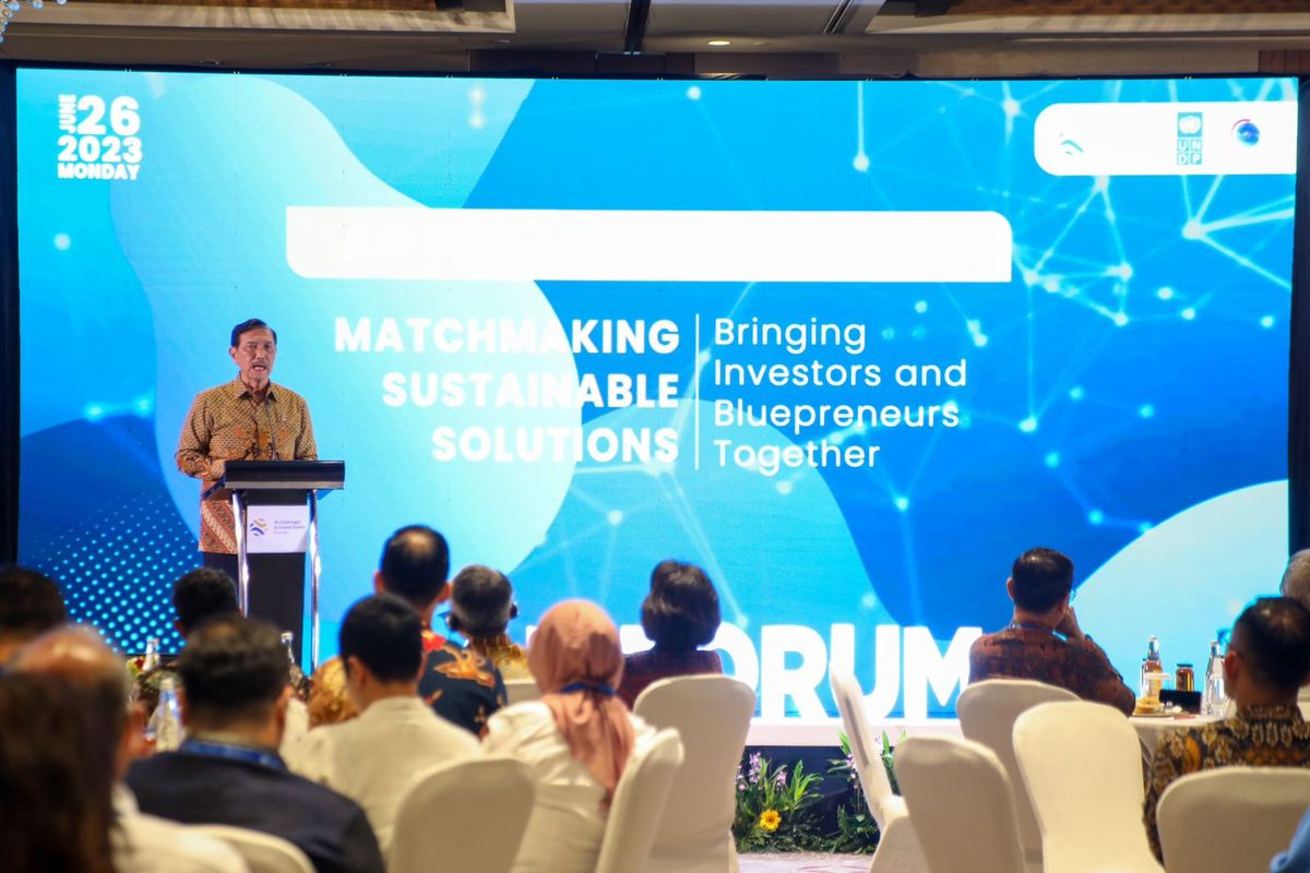 Menko Bidang Kemaritiman dan Investasi Luhut B. Pandjaitan menyampaikan sambutan dalam acara AIS Forum, di Jakarta, Senin (26/6/2023).