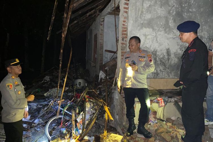 Kapolresta Cilacap Kombes Pol Fannky Ani Sugiharto mengecek lokasi ledakan bahan baku petasan di Desa Padangjaya,  Kecamatan Majenang, Kabupaten Cilacap, Jawa Tengah, Sabtu (4/2/2023) malam. 