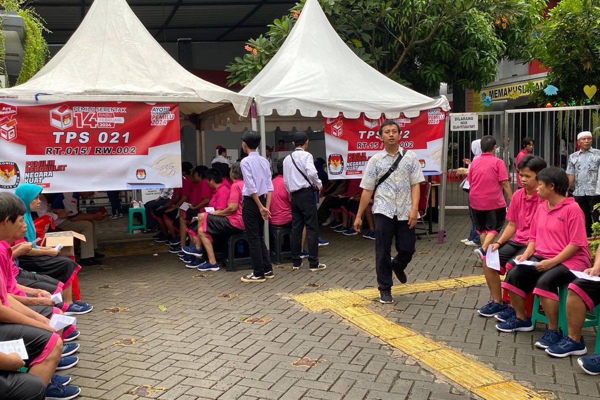 Lokasi TPS di Panti Sosial Bina Laras Sentosa 3, Cengkareng, Jakarta Barat. Para ODGJ dan ODMK ikut mencoblos saat pemilu, Rabu (14/2/2024). 