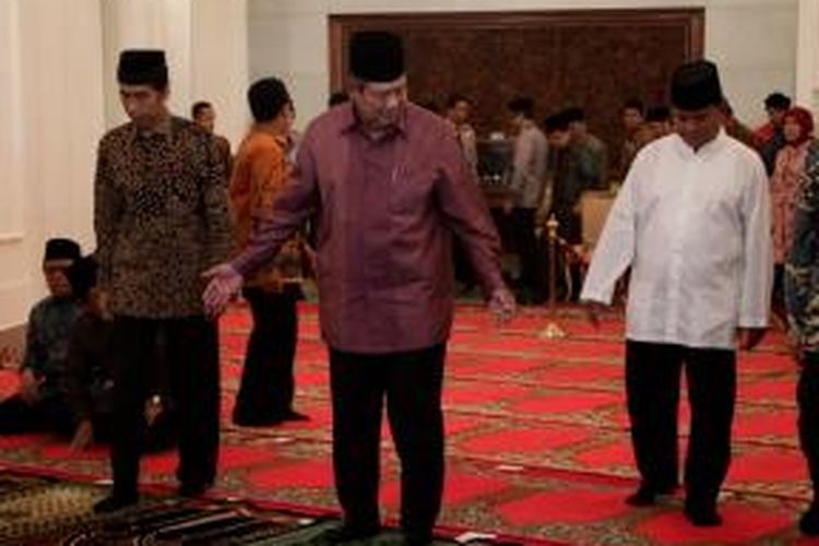 Presiden Susilo Bambang Yudhoyono bersama dua Calon Presiden Joko Widodo dan Prabowo Subianto, saat akan shalat berjamaah di Istana Negara, Jakarta, Minggu (20/7/2014). Presiden mengundang kedua pasangan capres-cawapres beserta sejumlah petinggi negara untuk bersilaturahmi dan berbuka puasa bersama.  