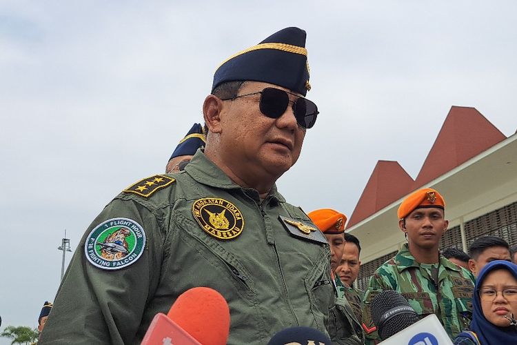 Menteri Pertahanan Prabowo Subianto memberikan keterangan pers setelah mendapatkan brevet wing penerbang kehormatan kelas I dari TNI Angkatan Udara di Lanud Halim Perdanakusuma, Jakarta, Rabu (8/3/2023).