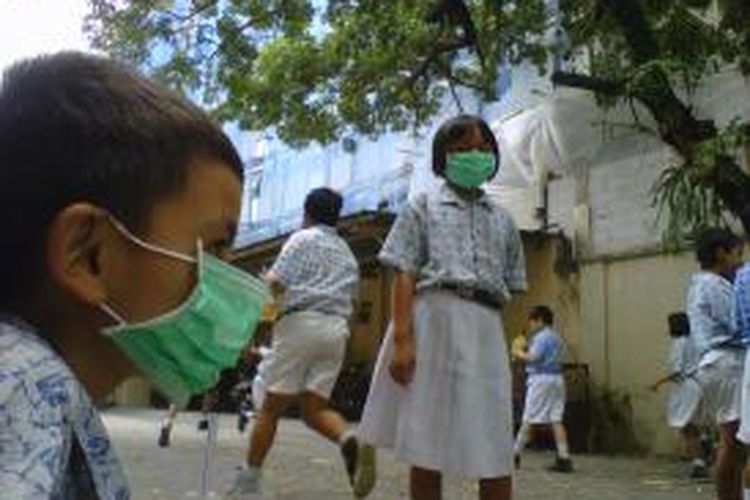 Siswa sedang bermain di halama sekolah SD Kanisius Keprabon, Solo, Jumat (8/11/2013).