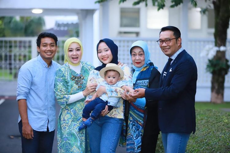 Gubernur Jawa Barat Ridwan Kamil bersama keluarganya. 