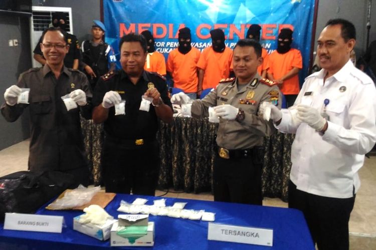 Kapolres Nunukan AKBP Jepri Yuniardi  dan Kepala Bea Cukai Nunukan M Solafuddin memperlihatkan sabu sabu seberat 1 kilogram yang berhasil digagalkan saat akan diselundupkan melalui Pelabuhan Tunontaka Nunukan.