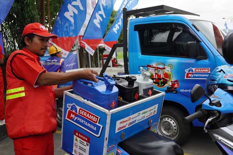 PT Pertamina Jawa Tengah (Jateng) mensiagakan empat sepeda motor dan lima mobil pengantar bahan bakar minyak (BBM) untuk pemudik yang terjebak macet di Jalan Tol Jateng. 