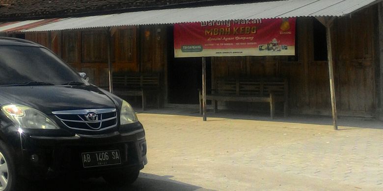 Warung Makan Mbah Kebo di Dusun Jambon, Desa Donomulyo, Kecamatan Nanggulan di Kulon Progo, Yogyakarta. Dari pusat kota Wates, pengunjung bisa menemukan Mbah Kebo ini sekitar 10 menit berkendara roda empat, menuju Nanggulan. Warungnya hanya dihiasi spanduk dengan tulisan kecil.