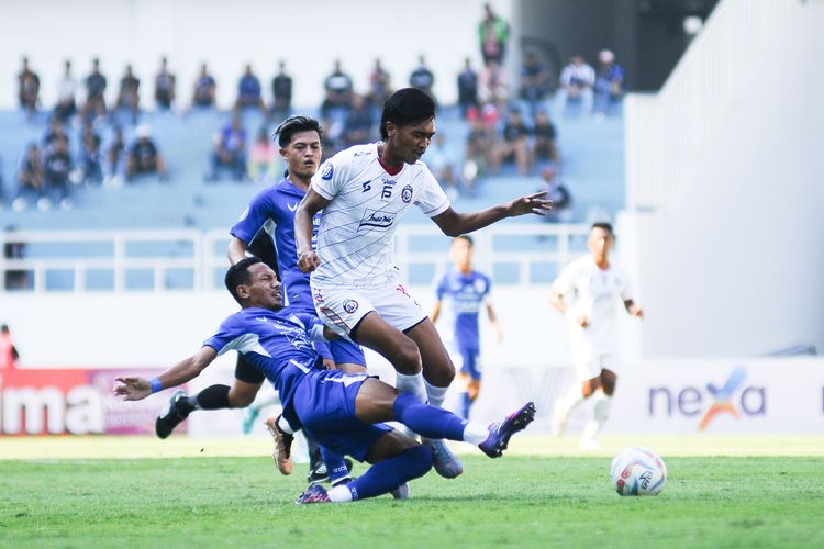 Pemain Arema FC Bayu Aji saat pertandingan pekan ke-7 Liga 1 2023-2024 melawan PSIS Semarang yang berakhir dengan skor 2-0 di Stadion Jatidiri Semarang, Rabu (9/8/2023) sore.