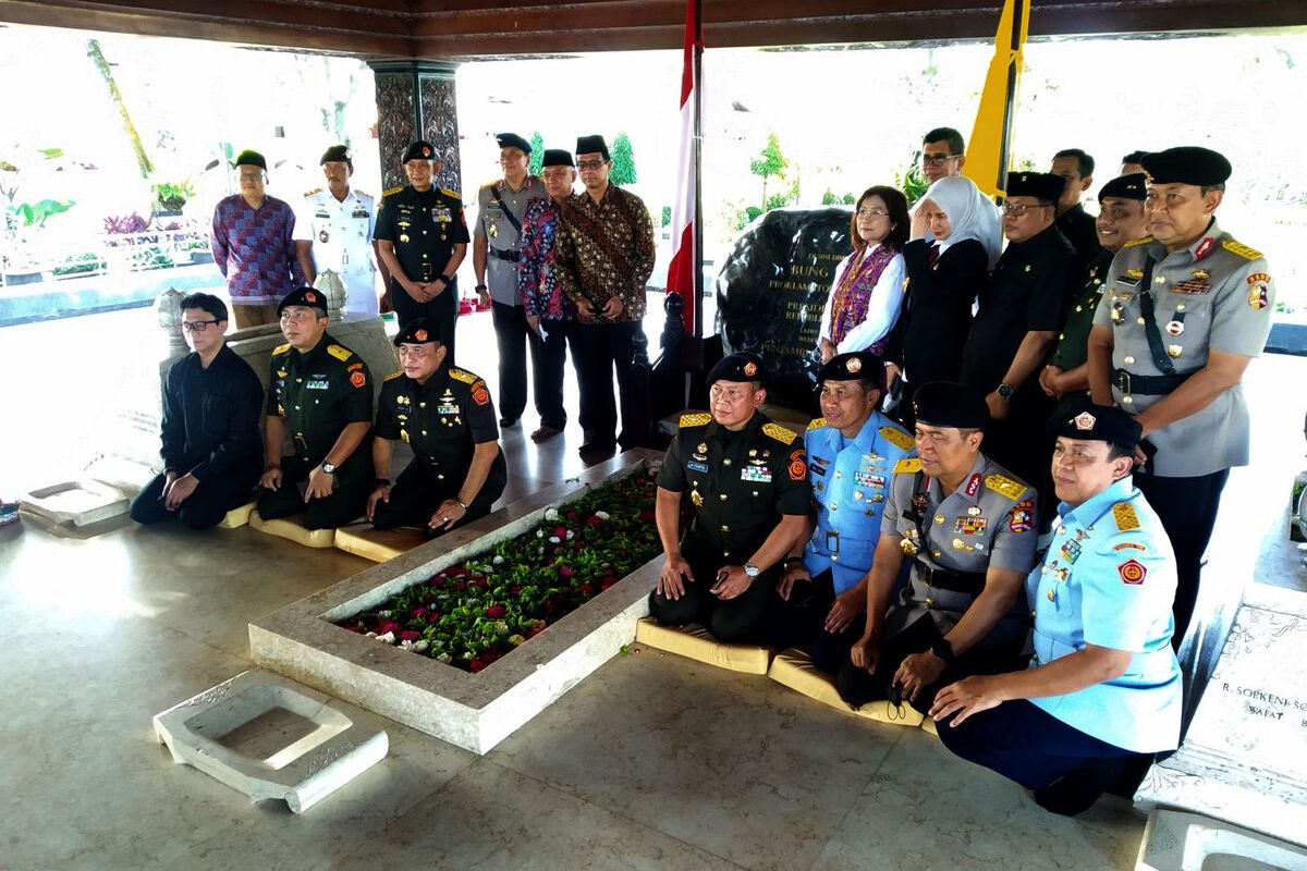 Gubernur Lemhannas Andi Widjajanto bersama rombongan pejabat Lemhannas berfoto di area pusara Makam Bung Karno, Jumat (13/5/2022)