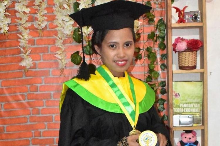 Yesti Rambu Jola Pati (27), perempuan muda asal Sumba Tengah, NTT, yang bekerja sebagai asisten rumah tangga (ART) telah berhasil menyelesaikan studi dan meraih gelar sarjana Pendidikan Matematika di Unitomo, Surabaya.