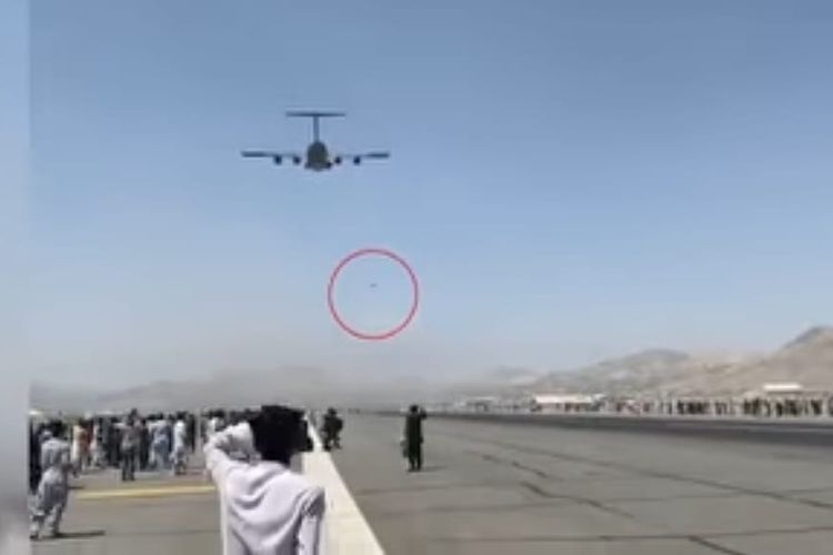 Potongan video yang menunjukkan warga Afghanistan jatuh dari pesawat militer Boeing C-17 Globemaster III di bandara Kabul. [SS/YOUTUBE/THE SUN] 