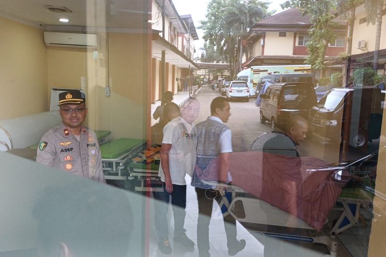 Jenazah pelaku penembakan Kantor Pusat Majelis Ulama Indonesia (MUI), Menteng, Jakarta Pusat, tiba di RS Polri Kramatjati, Jakarta Timur, Selasa (2/5/2023).