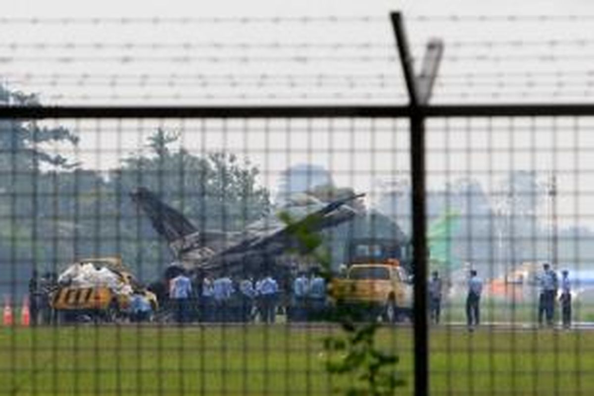 Pesawat F-16 milik TNI Angkatan Udara yang terbakar di Landasan Udara Halim Perdanakusuma, Jakarta, Kamis (16/4/2015). Pesawat tiba-tiba terbakar sesaat setelah gagal terbang. Tidak ada korban jiwa dalam peristiwa ini. 