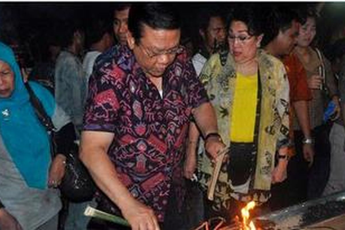 Menkokesra Agung Laksono saat menghadiri acara bakar lobster sebanyak 2.012 ekor.