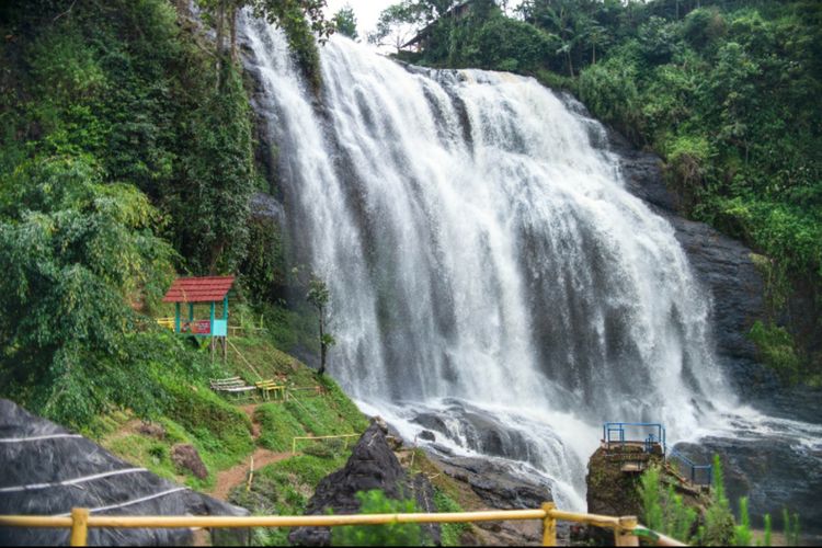 Curug Cikondang di Lokasinya ada di Desa Sungkadana, Kecamatan Cempaka, Kabupaten Cianjur berjarak sekitar 37 kilometer dari pusat Kota Cianjur.