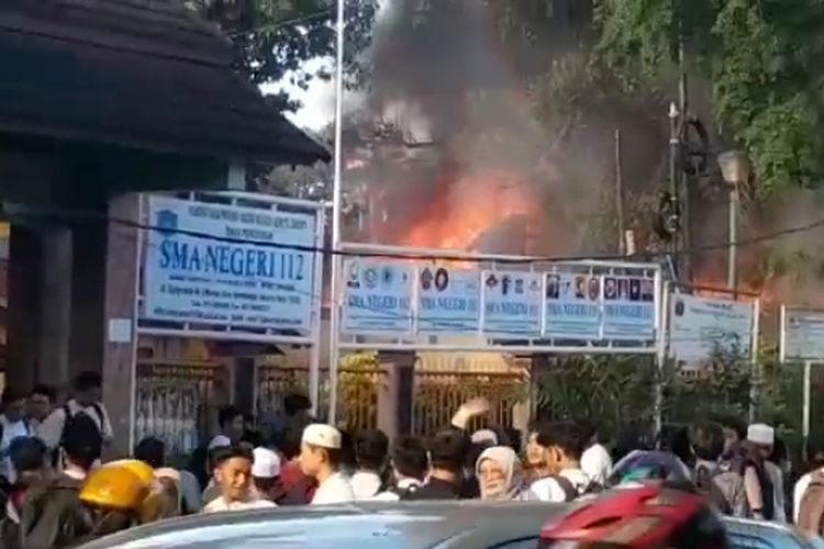 Kebakaran yang melanda bangunan semipermanen di sebelah gedung SMAN 112 Jakarta membuat para murid panik hingga berlarian ke luar sekolah, Selasa (7/3/2023). 